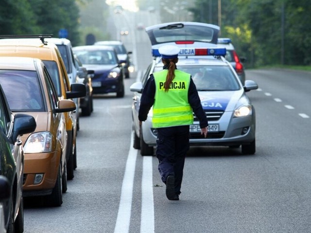 Wypadek na krajowej "piątce". Trzy osoby w szpitalu, jedna uwięziona we wraku samochodu