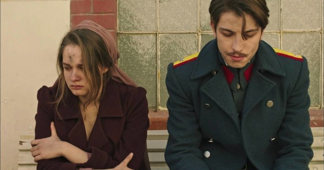 W środę (20 września) obejrzeliśmy ostatni odcinek pierwszego sezonu serialu "Zraniona miłość". W Turcji kręcony jest kolejny sezon, a tymczasem popularną telenowelę zastąpią... niemieckie filmy romantyczne.