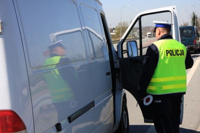 Grójeccy policjanci, Straż Graniczna, Izba Celna oraz Inspekcja Transportu Drogowego skontrolowali prawie 100 samochodów.