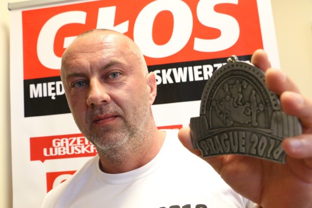 Rafał Gomuła prezentuje medal wywalczony w Pradze.