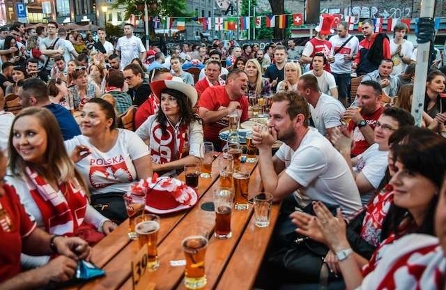 Kibice kibicowanie kluby na rynku i kubryk euro 2016Kibice kibicowanie kluby na rynku i kubryk euro 2016 polska -niemcy