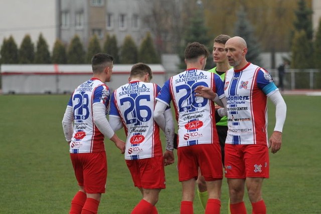 W niedzielę, 15 grudnia, w hali sportowej w Sandomierzu odbędzie się kolejna edycja Charytatywnego Turnieju Piłkarskiego "Wiślacka Gwiazdka". Rozpocznie się o godzinie 12. W turnieju wystąpią seniorzy takich klubów, jak: Wisła Sandomierz, Agricola Łoniów, LZS Samborzec, Sparta Dwikozy, Sokół Sokolniki, Alit Ożarów, OKS Opatów, Klimontowianka Klimontów. W trakcie turnieju odbędzie się tradycyjnie już zbiórka pieniędzy oraz rzeczy takich jak - słodycze, maskotki , zabawki oraz karma dla psów i żywność.Podsumowanie akcji nastąpi po turnieju i po turnieju też kibice klubu przekażą paczki żywnościowe dla rodzin ubogich wskazanych przez pomoc społeczną w Sandomierzu, odwiedzą jak co roku Dom Dziecka w Łoniowie oraz dostarczą karmę dla przytuliska psów w Sandomierzu. Tym razem kibice przygotowania do Gwiazdki rozpoczęli już wcześniej za sprawą licytacji gadżetów kibicowskich. Dzięki tej zbiórce udało się uzbierać 3636 złotych. Cała kwota zostanie przekazana na charytatywną pomoc w okresie świątecznym.Organizatorzy zapraszają wszystkich do wzięcia udziału w turnieju oraz włączenia się w inicjatywę pomocy.(dor)