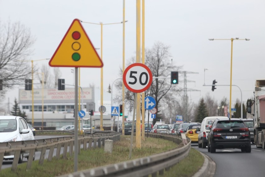 Nawierzchnia gierkówki w Częstochowie składa się z...