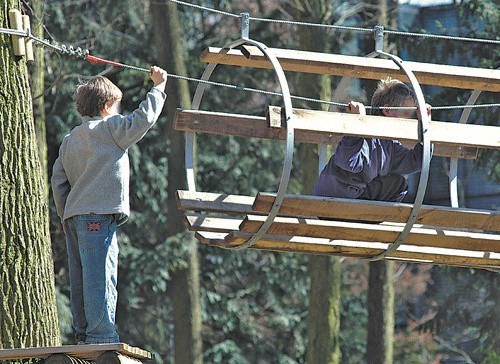 Ten widok zszokował wczoraj spacerowiczów w parku za Kalmarem. Mali chłopcy bez zabezpieczenia chodzili po torze przeszkód na wysokości około pięciu metrów.