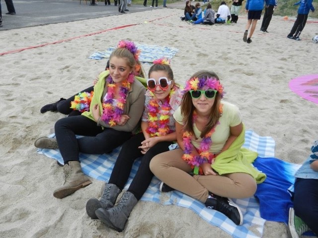 Elma Tahirović, Karolina Matera i Amelia Bednarska wypoczywają na plaży przy gimnazjum nr 2
