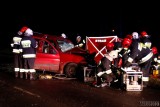 Samochód zderzył się z busem w Dobrzeniu Małym. Wypadek na drodze wojewódzkiej 454 pod Opolem. Jedna osoba zginęła, 13 rannych