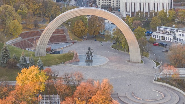 Pomnik Przyjaźni Narodów wzniesiono w 1982 roku by upamiętnić 60-lecie powstania Związku Sowieckiego.