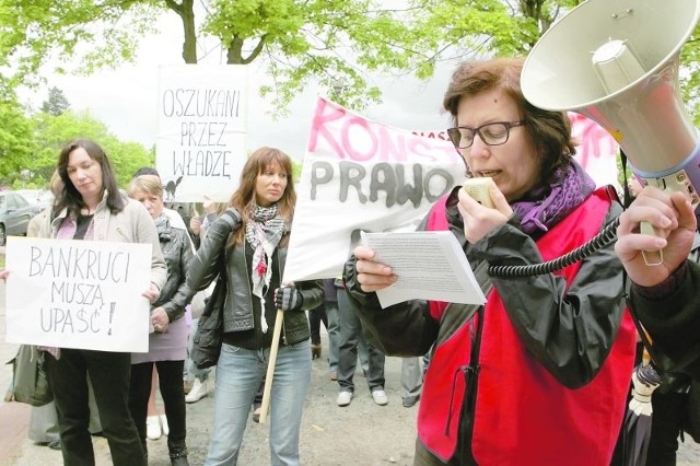 Tak byli pracownicy SP ZOZ w Kostrzynie protestowali przed siedzibą gorzowskiego starostwa w maju zeszłego roku. Od tego czasu nic się nie zmieniło - wciąż czekają na pieniądze.