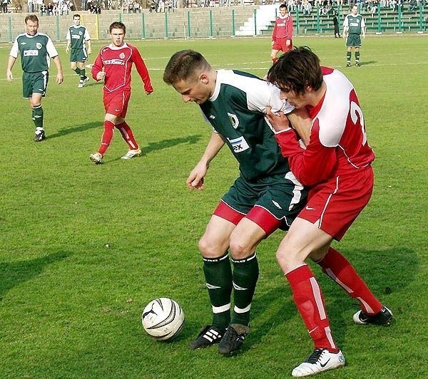 Marek Kusiak (z piłką) wraca do składu Stali Stalowa Wola na mecz z Wierną Małogoszcz po pauzie za żółte kartki.