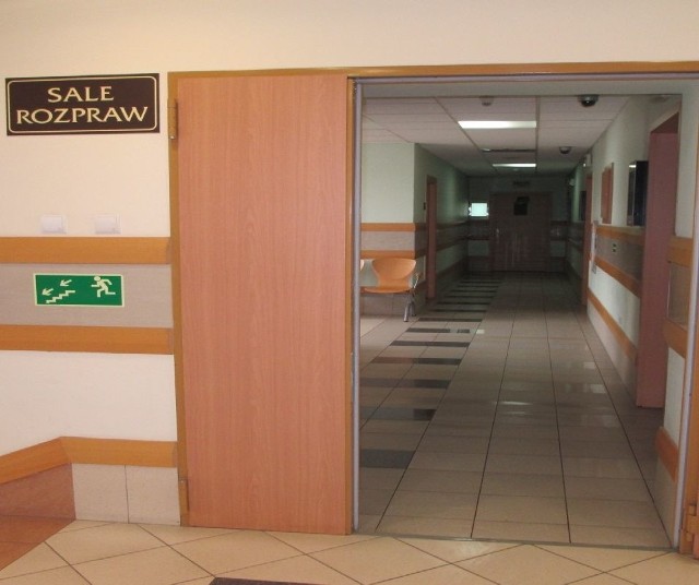 W Staszowskim sądzie puste korytarze przed salami rozpraw. Tak ma być do końca tygodnia