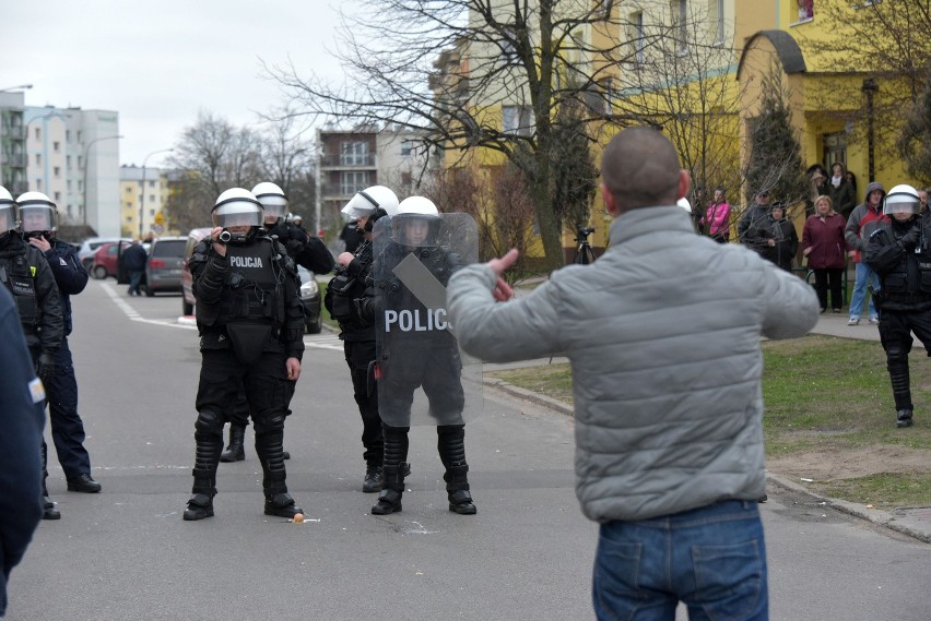 Zamieszki po śmierci Pawła Klima. Starcie ludzi z policją pod komisariatem (zdjęcia, wideo)