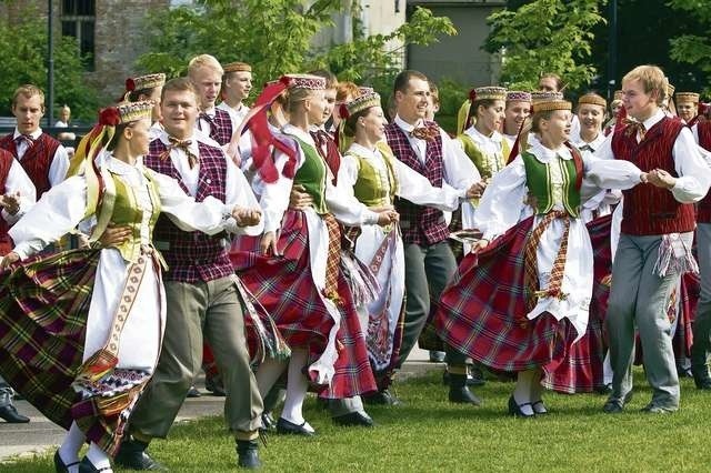 BIM to koncerty w całym regionie, podczas których można podziwiać taniec, muzykę, barwne stroje - słowem, kulturę z różnych stron świata