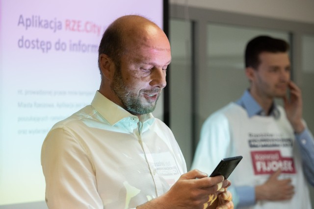 Kandydat na prezydenta Rzeszowa Konrad Fijołek zaprezentował kampanijną aplikację mobilną