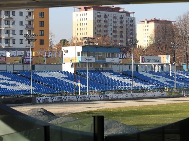 Z deklaracji urzędników wynika, że niebiesko-białe krzesełka na rzeszowskim stadionie zostaną odkręcone i zastąpią je czerwono-pomarańczowo-żółte. Dlaczego? To wie tylko projektant.