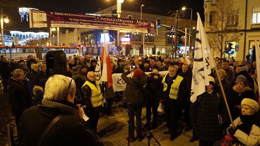 Demonstracja KOD w Częstochowie. "Demokracjo spoczywaj w...