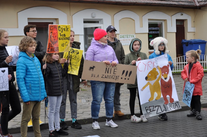 Protest mieszkańców w Niepołomicach: „Cyrk jest śmieszny? Nie dla zwierząt!”