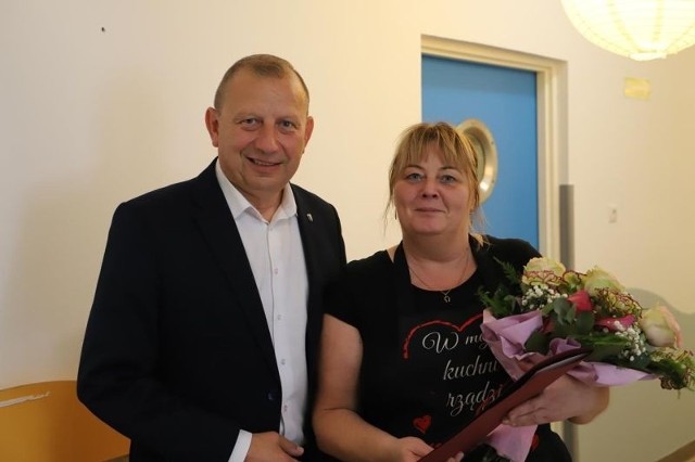 Burmistrz Jacek Maniszewski w imieniu ustczan podziękował pani Wiesławie Goliszewskiej za uratowanie Amelki