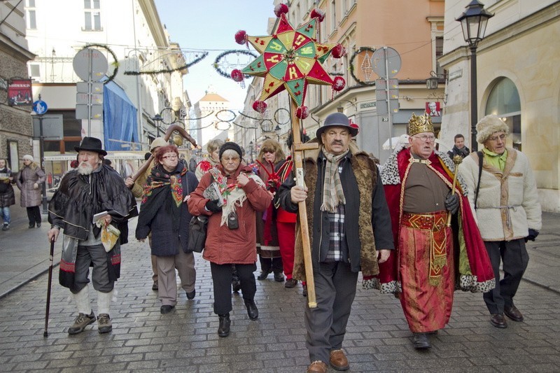 Korowód kolędników przeszedł ulicami Krakowa [ZDJĘCIA]