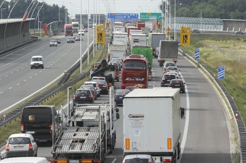 Potężne korki na AOW. Drogowcy nagle zamknęli dwa pasy. Na tydzień (ZDJĘCIA)