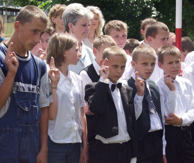 Podopieczni przyrzekali na sztandar dbać o dobre imię szkoły, uczyć się sumiennie, szanować wszystkich ludzi, być koleżeńskim i wiernym ojczyźnie