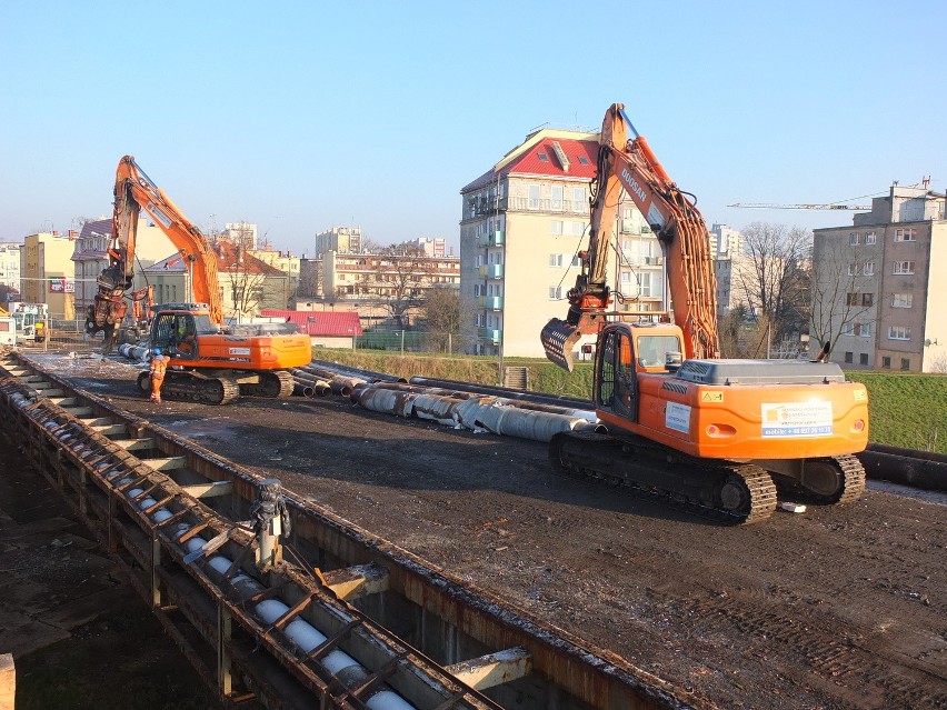 Rozbiórka starego mostu na ulicy Niemodlińskiej w Opolu.