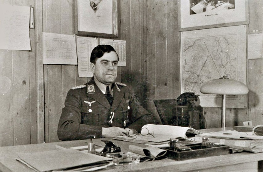 Major Gustav Simoleit w swoim biurze w Stalagu Luft 3 w...