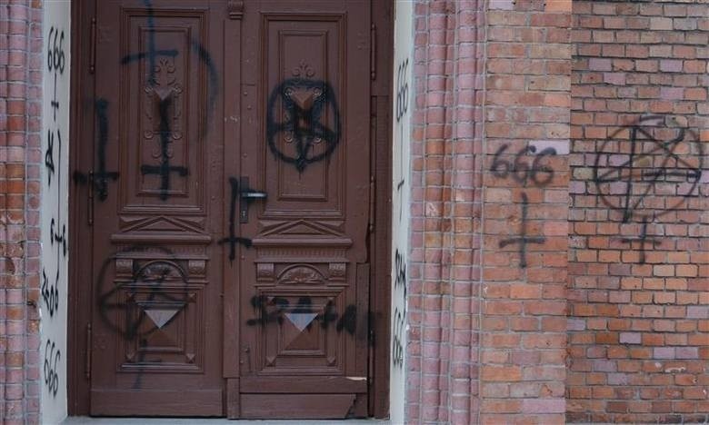 Sataniści sprofanowali kaplicę na cmentarzu w Częstochowie (zdjęcia)