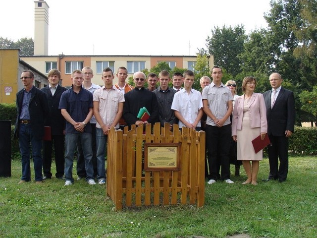 Uczniowie i nauczyciele posadzili przy Zespole Szkół imienia Korpusu Ochrony Pogranicza dąb pamięci.