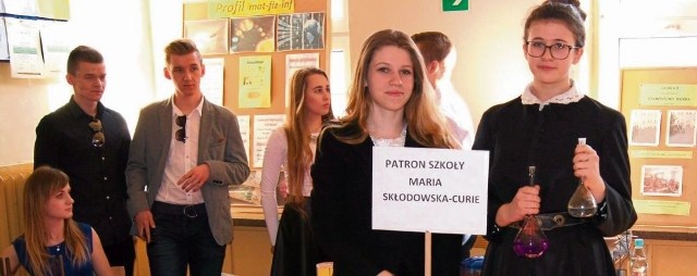 Patronka liceum, Maria Curie-Skłodowska, nieoczekiwanie... zeszła  z postumentu, by dyrygować  dostojnie Dniem Otwartym 2016.