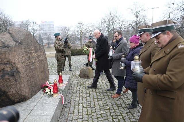 W tym roku 1 lutego nie było w Toruniu miejskiej uroczystości. Pod pomnikiem w centrum kwiaty złożyli i znicze zapalili prezydent Zaleski i działacze SLD