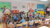 Uczniowie z Zespołu Szkół Ponadgimnazjalnych numer 1 w Jędrzejowie czytali dzieciom 
