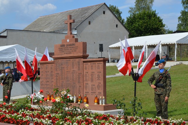 Pomnik na zbiorowej mogile w Michniowie, zbudowany w 1945 roku, zawiera błędy. Ale postanowiono nie zmieniać napisów.