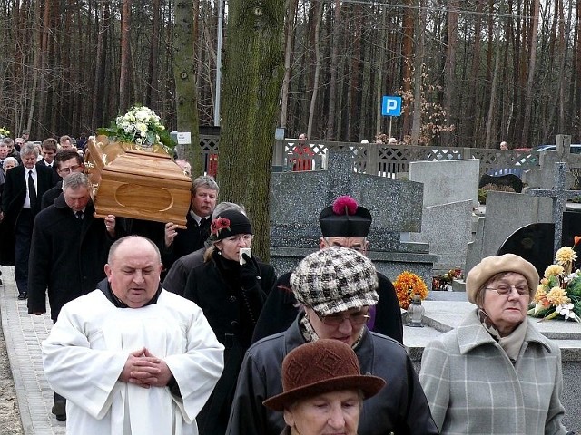 Kondukt żałobny na cmentarzu Bugaj w Starachowicach.