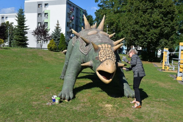 Pracownicy Centrum Kultury i Sztuki w Połańcu zadbali o zniszczone dinozaury