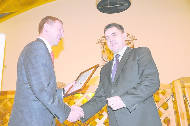 Waldemar Gaida (z prawej) odbiera dyplom z rąk Norberta Rascha.