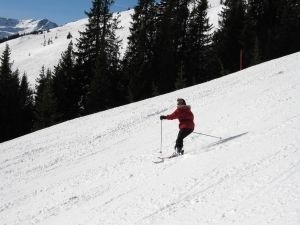 Sporty zimowe, w tym narciarstwo, wymagają od nas wysiłku, ale przynoszą wiele korzyści dla zdrowia.