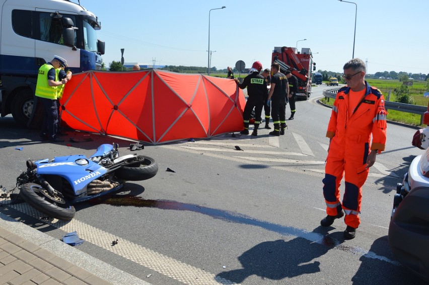 Wypadek motocyklisty w Piotrkowie. Zderzył się z ciężarówką