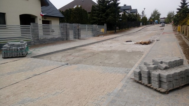 Na ulicy Konopnickiej powstaje nawierzchnia z kostki betonowej. Prace prowadzi wąbrzeski Zakład Budowlano-Drogowy „WibroBet”. Do końca czerwca remont ma być zakończony