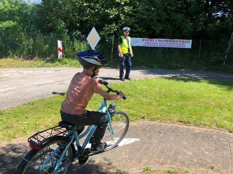 Egzaminy na kartę rowerową pod okiem policjantów. Uprawnienia do kierowania zdobyli wszyscy egzaminowani