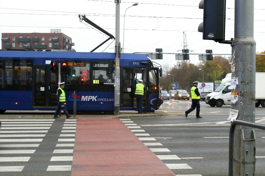 Tramwaj linii 33 potrącił kobietę na ul. Legnickiej we...