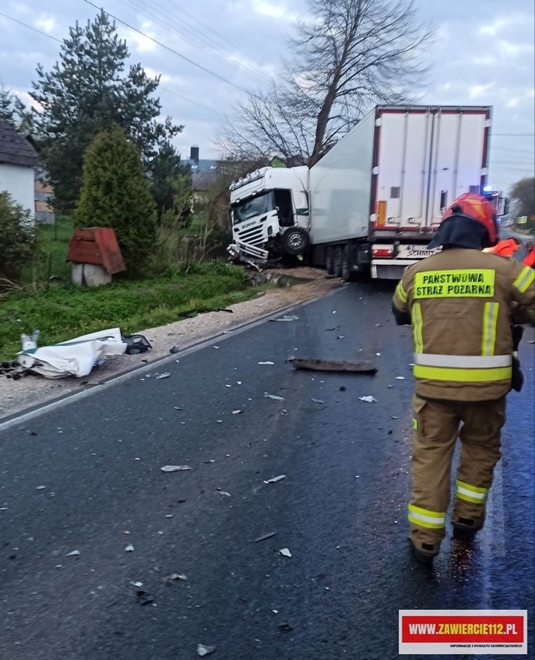 Tragiczny wypadek na drodze w Moskorzewie. Droga całkowicie zablokowana! Jedna osoba nie żyje