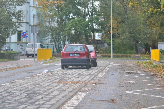 Chodzi o wyremontowaną ul. Kościuszki w Kostrzynie nad Odrą. Wybudowano wysepkę, która miała poprawić bezpieczeństwo pieszych. Teraz na tej wysepce parkują kierowcy, zasłaniając tym samym widok na przejście dla pieszych innym uczestnikom ruchu. Mimo, że jest niebezpiecznie, to policja rozkłada ręce. Sytuacja ma się jednak zmienić.- Wygląda na to, że ludzie zrobili sobie z tej wysepki regularny parking. Za każdym razem, gdy tędy przejeżdżam, to widzę zaparkowane auta - mówi nam Czytelnik z Kostrzyna. Chodzi o wysepkę dla pieszych na wyremontowanej ul. Kościuszki. Faktycznie, dzień w dzień stoją tu zaparkowane samochody. Najczęściej auta zostawiają tu klienci pobliskiego marketu. - Stanęłam, bo nie ma zakazu. Poza tym to nie pana sprawa - rzuca jedna z kobiet, którą zapytaliśmy dlaczego parkuje swój pojazd na wysepce, skoro kilkanaście metrów dalej jest parking. O sprawie powiadomiliśmy policję. Okazuje się, że stróże prawa niewiele mogą zdziałać. - Ta droga oficjalnie wciąż jest placem budowy. Ale faktycznie zgodnie z przepisami na pasie dzielącym jezdnię parkowanie jest zabronione - mówi Maciej Kimet z wydziału prasowego Komendy Wojewódzkiej Policji w Gorzowie.- Faktycznie, remont ul Kościuszki jeszcze formalnie się nie zakończył - przyznaje Zbigniew Biedulski, wiceburmistrz Kostrzyna. - Czekamy na opinie przyrodników w sprawie wycięcia pozostałych przy drodze drzew. Wykonawca na pasie dzielącym jezdnię planuje ustawić słupki, które uniemożliwią parkowanie w tym miejscu. Najpierw jednak trzeba wyciąć drzewa, bo prace przy ich wycince mogłyby te słupki uszkodzić - wyjaśnia wiceburmistrz. I sam przyznaje, że parkujące w tym miejscu samochody stwarzają zagrożenie. - Jeden z pracowników urzędu był świadkiem, jak matka z dzieckiem wyszła zza samochodu niemal pod inne auto. Apelujemy do kierowców, żeby nie parkowali w tym miejscu - mówi Z. Biedulski.Zobacz też wideo: Protesty nie pomogły. Ruszyła wycinka drzew w Kostrzynie nad OdrąPrzeczytaj też:  Problemy z parkowaniem w okolicy dworca PKP w Kostrzynie