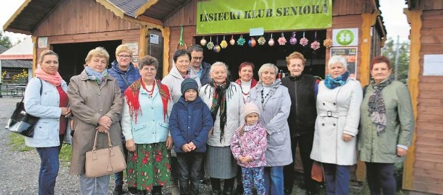 Członkowie Lisieckiego Klubu Seniora (niektórzy z wnukami) na Małopolskim Festiwalu Wędlin w Cholerzynie