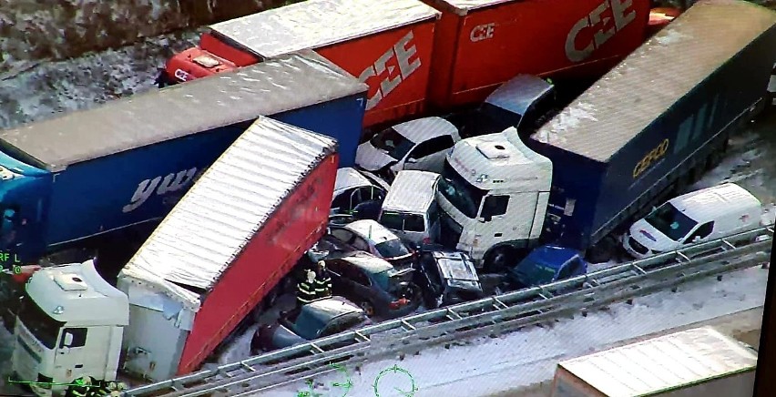 Czechy: karambol z udziałem 36 samochodów na zaśnieżonej autostradzie. Są ranni