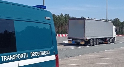 Ciężarówki z Rosji i Białorusi skierowano na parking strzeżony, a wobec przewoźników toczą się postępowania administracyjne. Międzynarodowe przewozy drogowe wykonywano na podstawie nieważnych zezwoleń. Nieprawidłowości stwierdzili inspektorzy lubuskiej Inspekcji Transportu Drogowego.