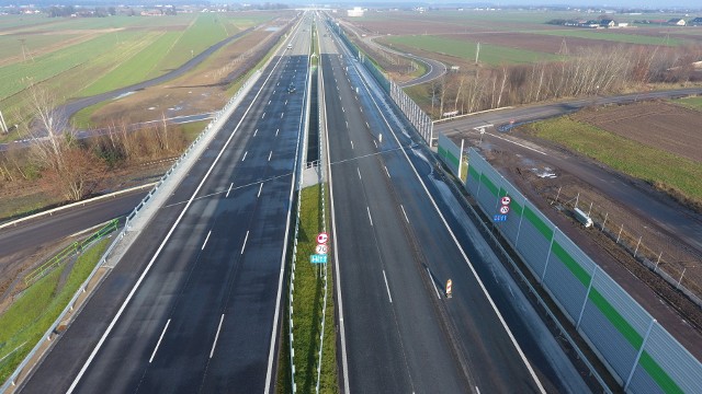 Odcinek A1 między Kamieńskiem i Piotrkowem Trybunalskim jest ostatnim w budowie. Inwestycja zakończy się wiosną 2023 roku. Zdjęcia z 6 grudnia 2022.Zobacz kolejne zdjęcia. Przesuwaj zdjęcia w prawo - naciśnij strzałkę lub przycisk NASTĘPNE