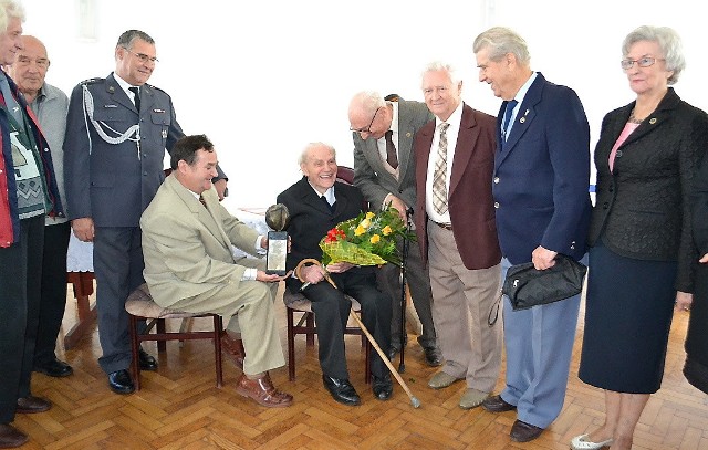 Czesław Szachnitowski, laureat Statuetki Dedala (siedzi, z kwiatami) wraz z członkami klubu seniorów lotnictwa