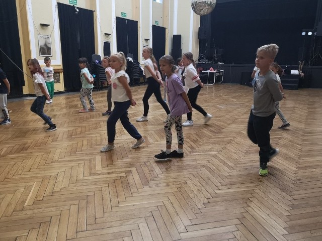 Zajęcia taneczne w pionkowskim domu kultury cieszyły się dużym zainteresowaniem dzieci. Zabawa była wyśmienita.