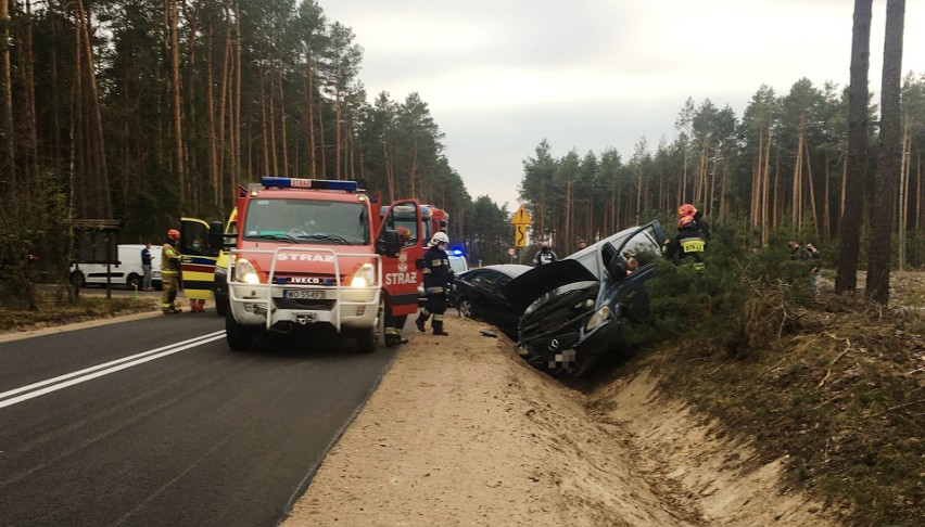 Wypadek w Łęgu Starościńskim. 1.05.2020 zderzyły się skoda i mercedes. Zdjęcia