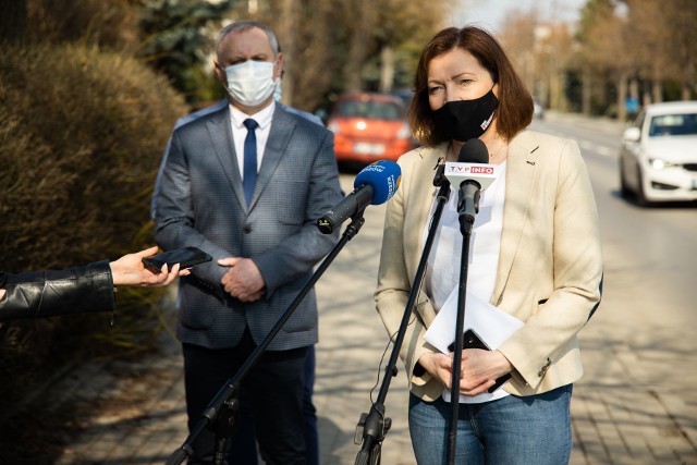 Obecny na konferencji prasowej ekspert Wojewódzkiego Funduszu Ochrony Środowiska i Gospodarki Wodnej Łukasz Kucab uważa, że Rzeszów powinien dużo aktywniej uczestniczyć w ogólnopolskich inicjatywach antysmogowych, które dają samorządom dodatkowe narzędzia i  fundusze niezbędne do zmniejszania zanieczyszczenia powietrza.